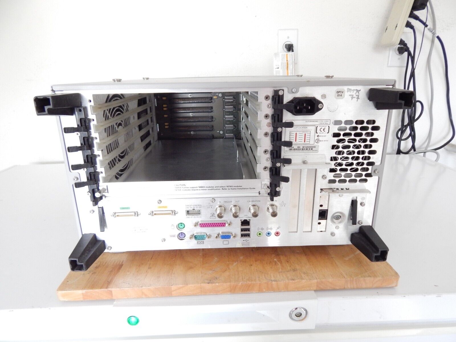 HP - Agilent - Keysight 16902A-014 Logic Analyzer Mainframe HP - Agilent - Keysight 16902A-014 Logic Analyzer Mainframe